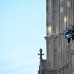 Londra'da protesto: Filistin bayrağıyla Big Ben kulesine tırmandı