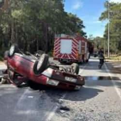 Seyir halindeyken devrilen otomobil takla atıp ters döndü