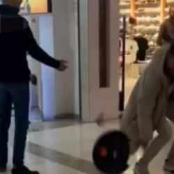 Tüketici isyan etti: Sık sık bozulan süpürgeyi mağazanın önünde parçaladı