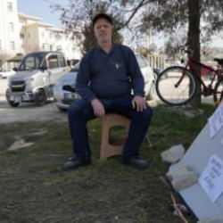 Kirası fahiş oranda artırılan bir kişi adliye önüne çadır kurdu