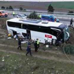 Yunanistan'dan gelen yolcu otobüsü Çanakkale'de kaza yaptı
