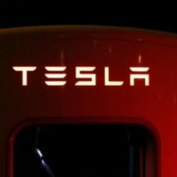 Tesla hisseleri düştü, Trump'tan destek gecikmedi