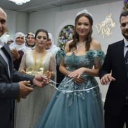 Antalya'da tanışan Baver ile Alman Malena, Batman'da nişanlandı