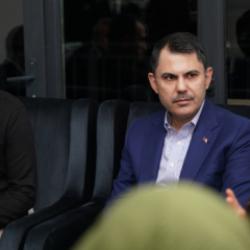 Bakan Kurum Hatay’da depremzede ailenin yeni evine misafir oldu