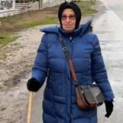 Başıboş k&ouml;peğin saldırısına uğrayan 70 yaşındaki Sevgi Nine sopasız gezemiyor