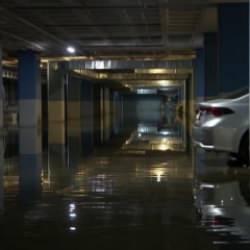 Bayrampaşa&rsquo;da İSPARK'ın zemin katını su bastı