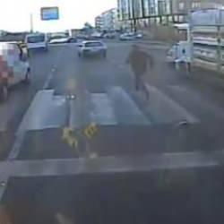 Bing&ouml;l&rsquo;de kaza yapan vatandaş, kazanın şokuyla otomobilinden inip peşinden koştu