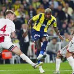 Fenerbahçe, Kadıköy'de ağır yaralı! 10 kişi Samsun puanı kaptı