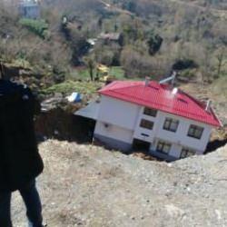 Heyelanda s&uuml;r&uuml;klenen 2 katlı evin sahibi: &Ccedil;atlak dahi yok