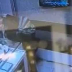 Kayseri'de bir kadın, kuyumcunun kafasına taşla vurarak soygun girişiminde bulundu