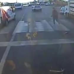 Kazanın şokuyla indi! Hareket eden arabasının peşinden koştu