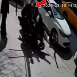 Kural tanımaz motosiklet s&uuml;r&uuml;c&uuml;s&uuml; kaldırımda y&uuml;r&uuml;yen kadına &ccedil;arptı