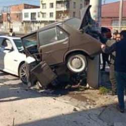 L&uuml;ks otomobil, park halindeki 5 araca &ccedil;arptı