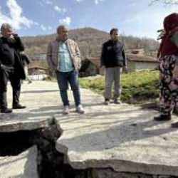 Mahalleli tedirgin! Heyelanda yolları &ccedil;&ouml;kt&uuml;: 'Her ge&ccedil;en g&uuml;n kayıyor!'