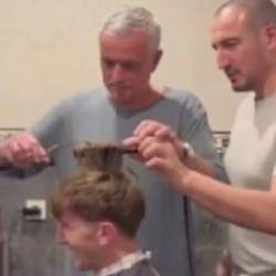 Mourinho, oyuncusunun saçlarını kesti! O görüntüler viral oldu