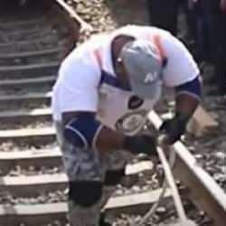 Müslüman güreşçiden tarihe geçen rekor! Oruçluyken 279 tonluk treni dişleriyle çekti