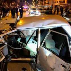 Park halindeki araçlara çarpıp hurdaya döndü: 1'i ağır 2 yaralı