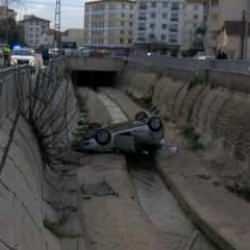 Pendik'te korkutan kaza: Otomobil dereye u&ccedil;tu!