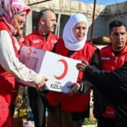 T&uuml;rk Kızılay İdlib'de engelli kamplarında kalanlara yardım kolileri dağıttı