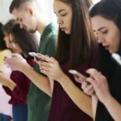 Telefonu aşırı kullananların keyfini ka&ccedil;ıracak haber! Text Neck sendromu olabilirsiniz
