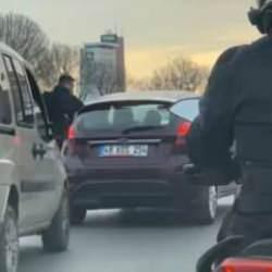 Zeytinburnu'nda trafikte kavga! S&uuml;r&uuml;c&uuml;y&uuml; darbedip aracının aynasını kırdı