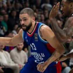 Anadolu Efes, Partizan'ı farklı mağlup etti