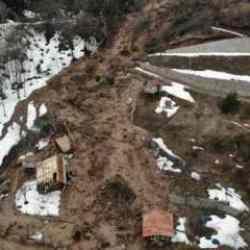 Artvin'de facia ucuz atlatıldı! Bir ev takla atarak devrildi