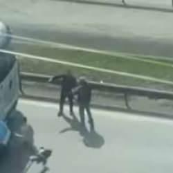 Çekiçle saldırdığı tırın altında kalmaktan son anda kurtuldu