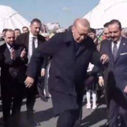 Cumhurbaşkanı Erdoğan ve beraberindeki heyet nevruz ateşinden atladı