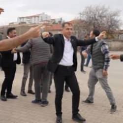 Hızlı tren müjdesi alan ilçe halkı davul zurnayla kutladı: Hayal bile edemezdik