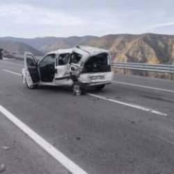 Kamyonet, hafif ticari araca &ccedil;arptı: 4&rsquo;&uuml; jandarma 5 yaralı