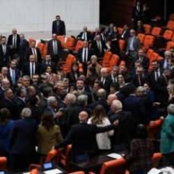 Meclis'te kavga çıktı emekli ikramiyesi unutuldu