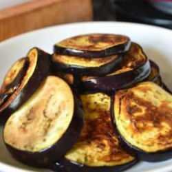 Patlıcan kızartırken çok yağ çekmesin: Yağına 1 kaşık ekleyin! Hem çıtır hem hafif olsun