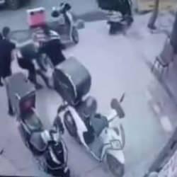 Sancaktepe&rsquo;de zabıta ile pazarcılar birbirine girdi