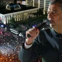 Saraçhane'de sigara dumanını biber gazı sanan kalabalığı Özgür Özel sakinleştirdi