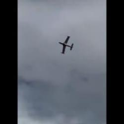 Askeri u&ccedil;ak hava g&ouml;sterisi sırasında yere &ccedil;akıldı!