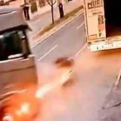 Avcılar’da tıra çarpan motosiklet sürücüsü Onur’un hayatını kaybettiği kaza anı kamerada