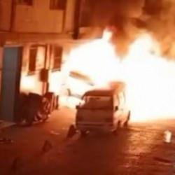 Bah&ccedil;elievler'de geceyi aydınlatan olay! 5 ara&ccedil; alev alev yandı