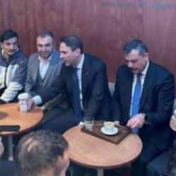 Bakan Bayraktar, Özel'in boykot çağrısı yaptığı Espressolab'ta kahve içti
