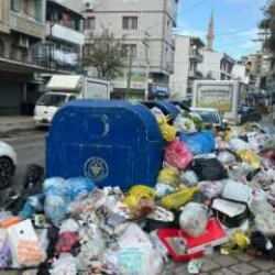 Buca'da grev kararı sonrası sokaklarda &ccedil;&ouml;p yığınları oluştu