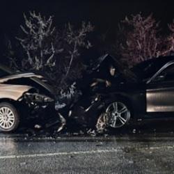 Bursa'da iki otomobil kafa kafaya çarpıştı: 1'i ağır 5 kişi yaralandı
