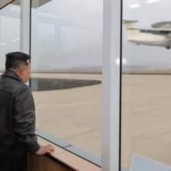 Kim Jong-un, yeni uçağını böyle izledi