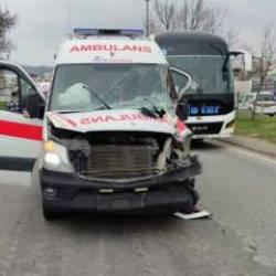 Hasta taşıyan ambulans, hafriyat kamyonuna çarptı; 2 yaralı