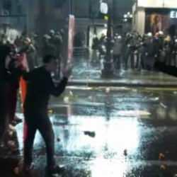 İmamoğlu gösterilerinde polis ile eylemci arasındaki diyalog gündem oldu