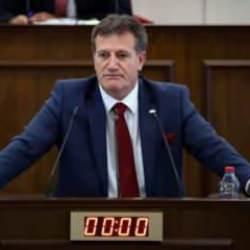 KKTC'de okula alınmayan başörtülü öğrenci Bakan Arıklı'yı çılgına çevirdi