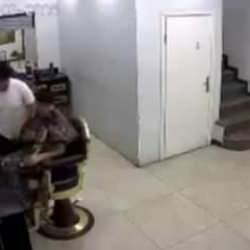 Kocaeli'de zincirini koparan köpek kuaförde traş olan müşteriyi ısırdı