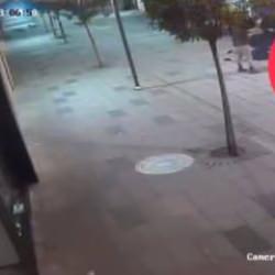 Motosiklet sürücüsü, köpeklerden kaçarken yayaya çarptı: 2 yaralı