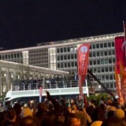  Saraçhane'de protestoculardan Özgür Özel'e tepki