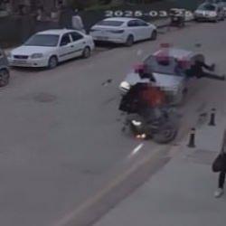 Yalova’da otomobil, motosiklete çarptı: Kaza anı kamerada