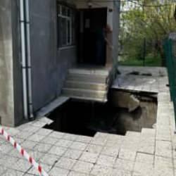 Pendik'te korkutan olay!  4 katlı binanın bah&ccedil;e zemini &ccedil;&ouml;kt&uuml;